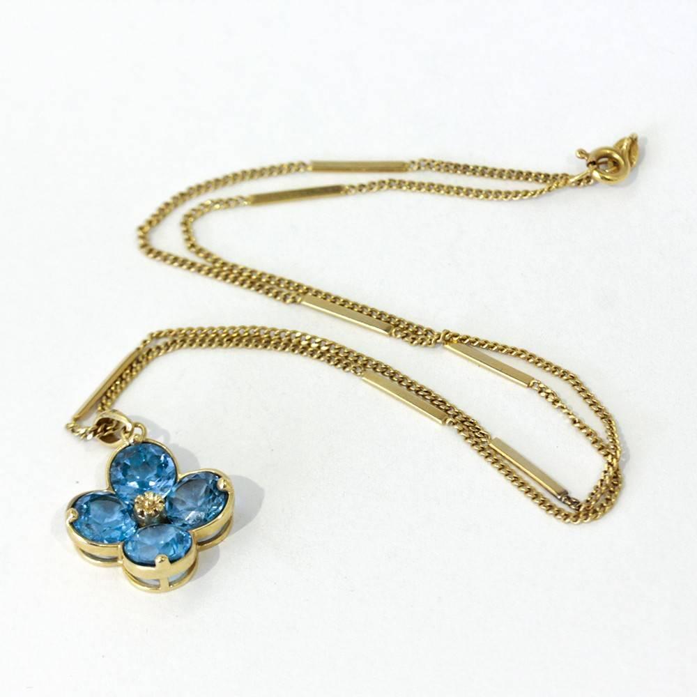 Vintage London Blue Topaz Flower Shaped Pendant Chain Necklace In Excellent Condition For Sale In Sydney CBD, AU