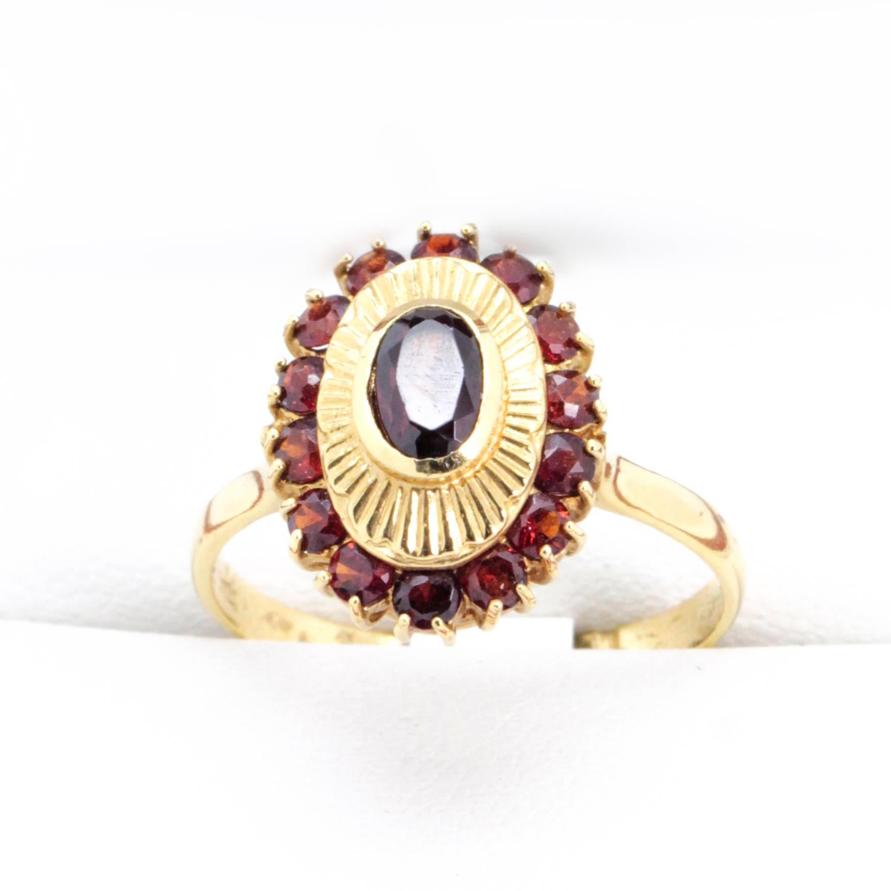 Vintage Oval Starburst Garnet Ring In Excellent Condition For Sale In Sydney CBD, AU