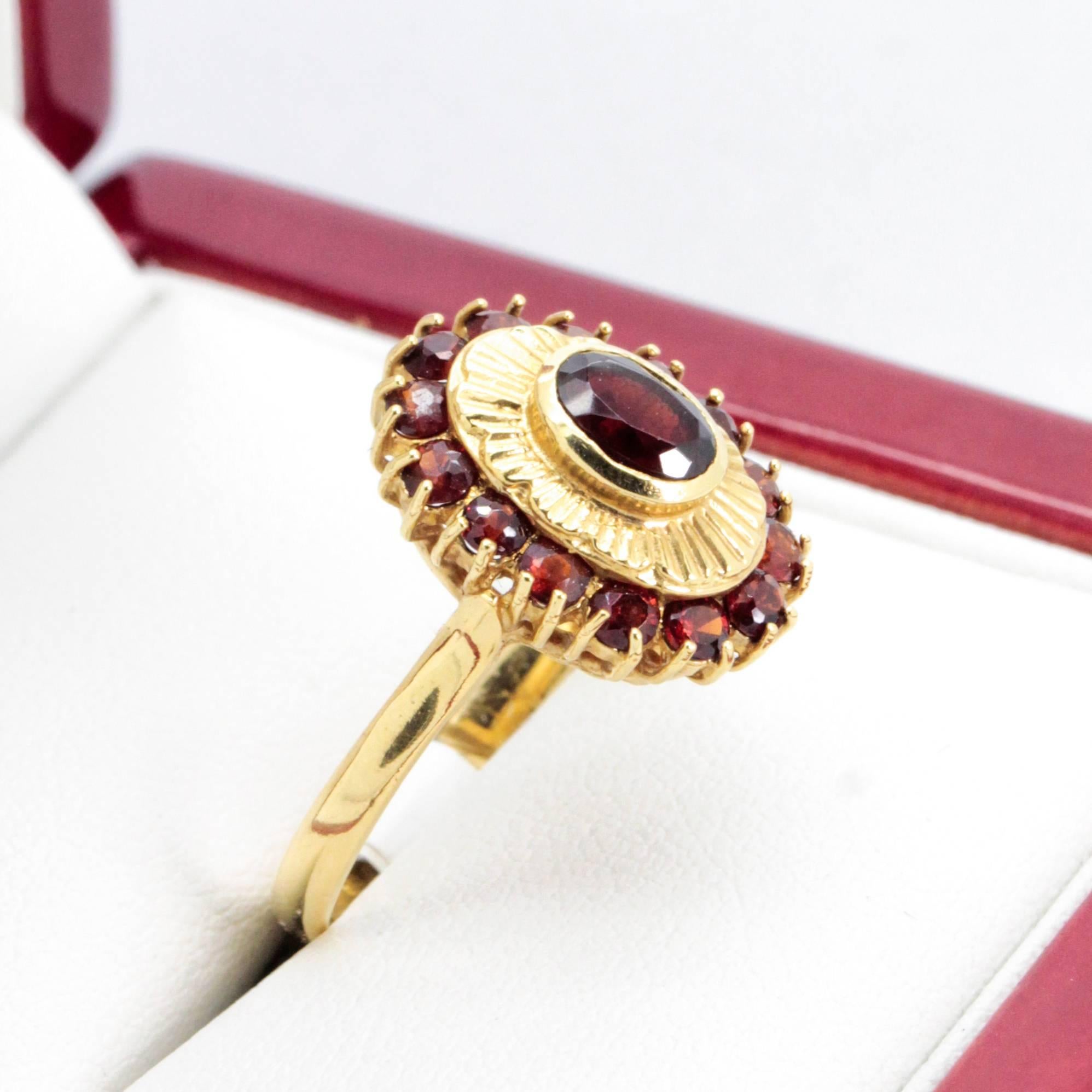 Women's Vintage Oval Starburst Garnet Ring For Sale