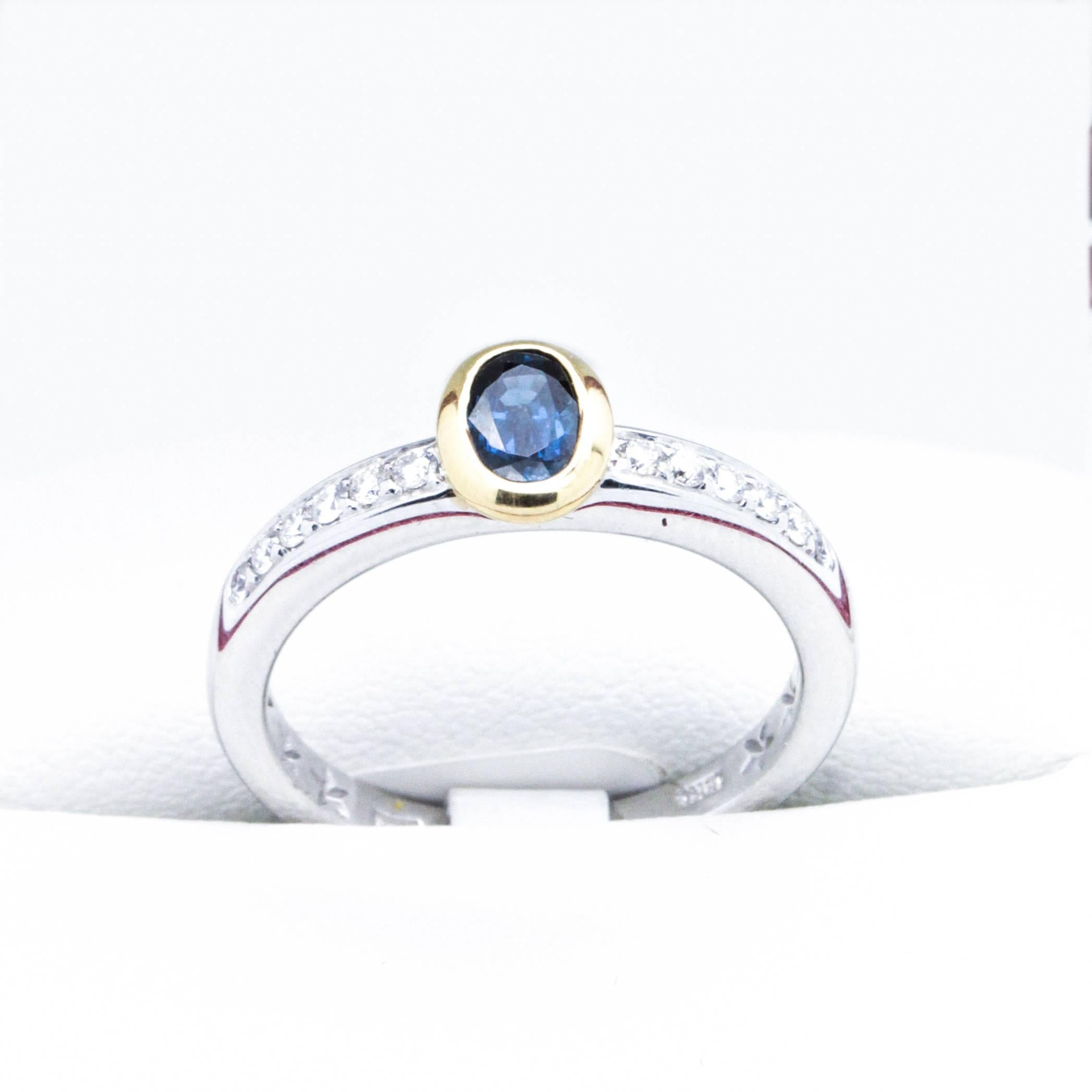 Substantial Sapphire and VS1 G Diamond two tone 18kt Gold Engagement Ring For Sale 3