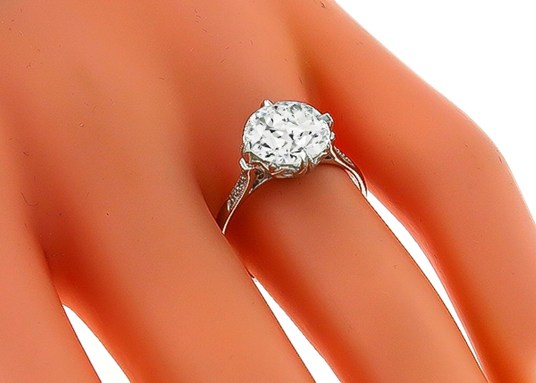 Verlobungsring aus Platin mit drei Karat Diamanten (Alteuropäischer Schliff) im Angebot