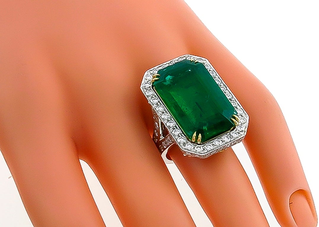Moderne Superbe bague cocktail en platine avec diamants et émeraude de 17,75 carats en vente