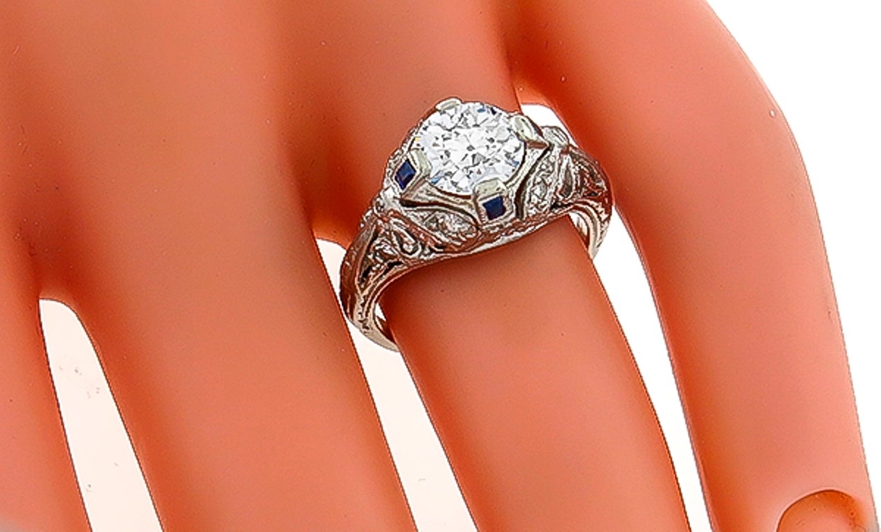 Dieser wunderschöne Platin-Verlobungsring aus der Art Deco-Ära enthält einen funkelnden, von GIA zertifizierten Diamanten im Altminenschliff mit einem Gewicht von 1,05 ct. Die Farbe des Diamanten ist I mit VS2 Klarheit. Der Diamant in der Mitte wird