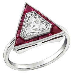 Bague de fiançailles en platine avec diamant taille bouclier de 1,17 carat et rubis