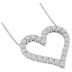 Collier avec pendentif en forme de cœur ajouré en or blanc 14 carats, serti de diamants totalisant 2,00 carats