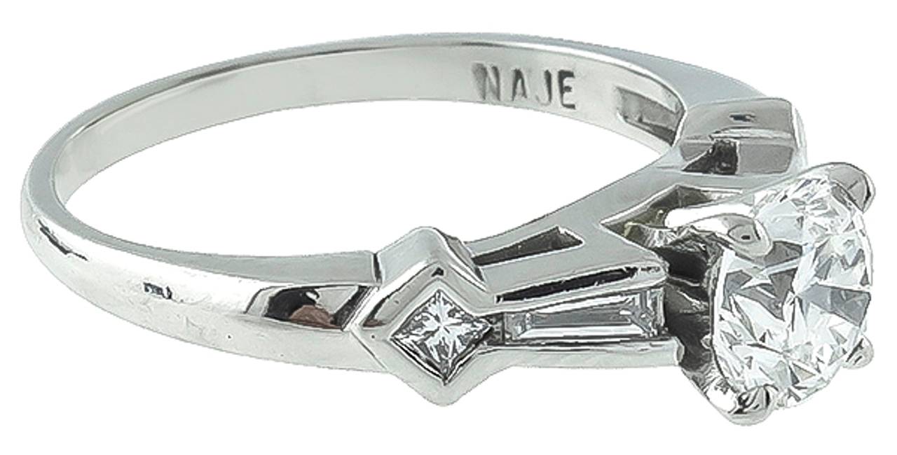 Dieser prächtige Verlobungsring aus Platin aus den 1950er Jahren ist mit einem funkelnden GIA-zertifizierten runden Diamanten im Brillantschliff mit einem Gewicht von 1,02 ct ausgestattet. Die Farbe des Diamanten ist I mit VS2 Reinheit. Der zentrale