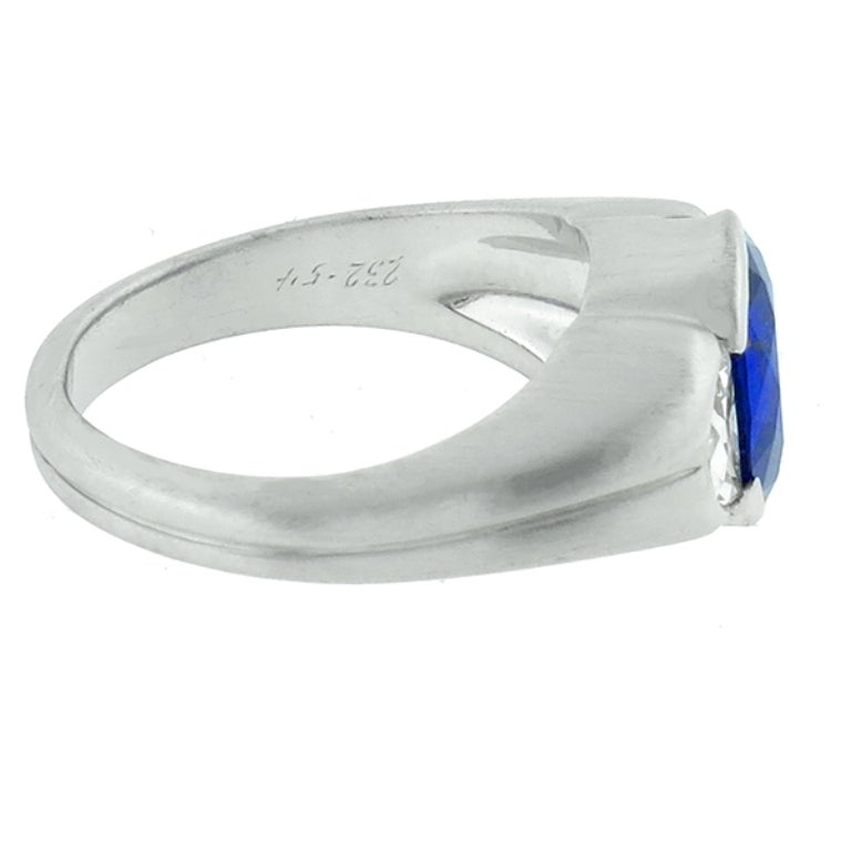Realizzato in platino, questo anello è incentrato su uno zaffiro Ceylon blu taglio ovale che pesa circa 2,60 carati. Lo zaffiro è accentuato da scintillanti diamanti a mezzaluna taglio old mine che pesano circa 0,70 carati e sono di colore G e