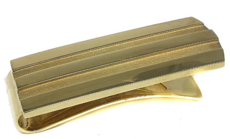 This 18k yellow gold clip is signed TIFFANY & CO. 1995 750.

Inventory #8522PSPO