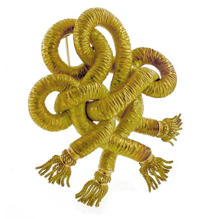 Made of 18k yellow gold, this pin features a highly textured double entwined rope, ending with four tassels that are comprised of fine twisted rope wires.

Inventory #10855APSS