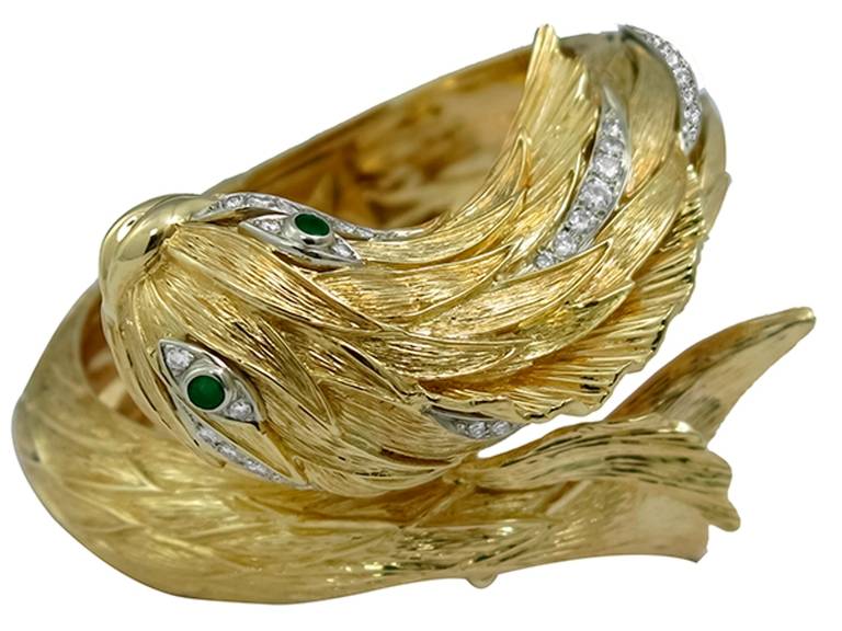 1960s Diamond Emerald Gold Fish Bangle In Excellent Condition In New York, NY