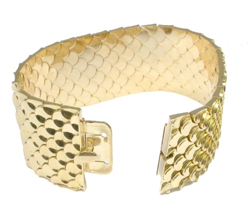 Made of 18k yellow gold, this bracelet has a scale like design and is highly flexible.

Inventory #5411NOSS