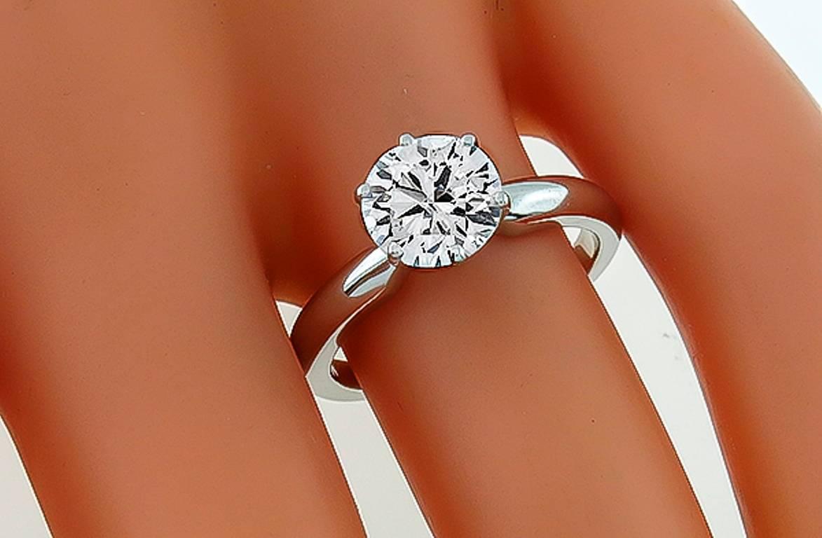Dieser Ring aus 14 Karat Weißgold enthält einen funkelnden, GIA-zertifizierten, rund geschliffenen Diamanten mit einem Gewicht von 1,48 ct. und einem Farbgrad von E und einer Reinheit von VS2. 

Der Ring hat derzeit die Größe 6, kann aber in der