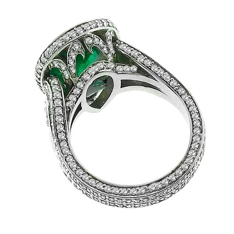 Superbe bague en or or ornée d'une émeraude de 3,72 carats et de diamants Pour femmes en vente