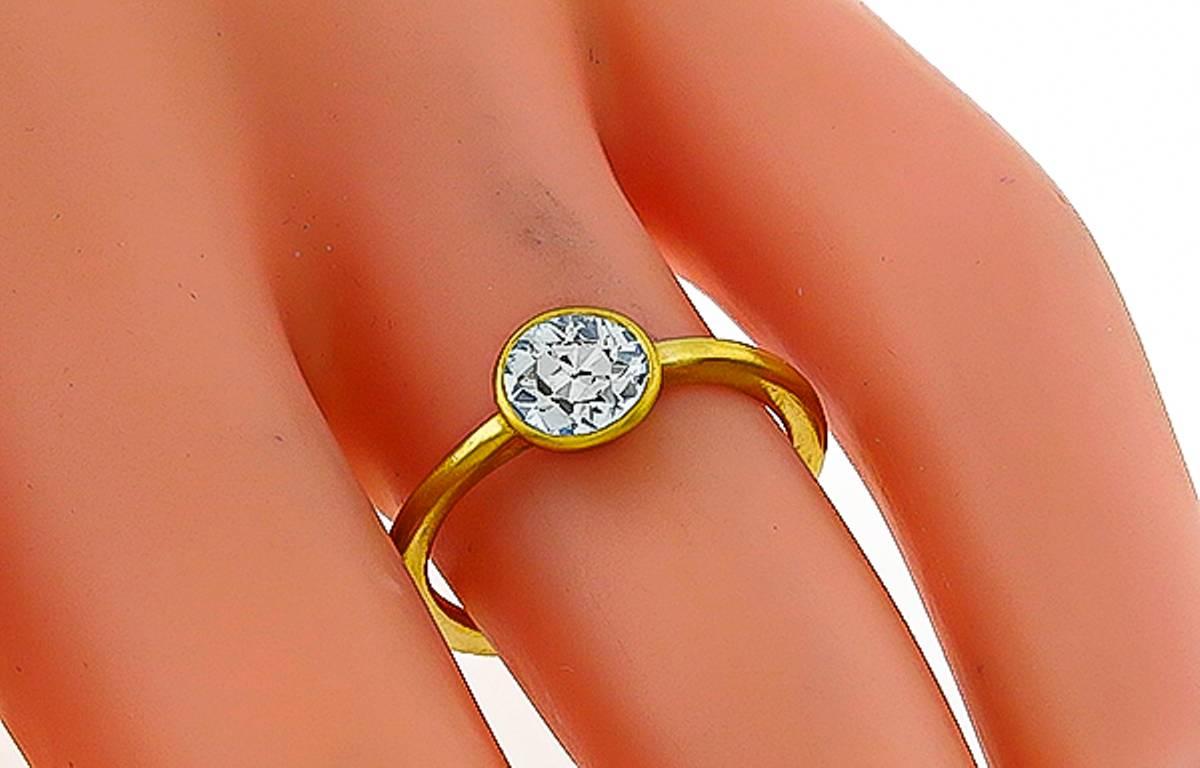 Réalisée en or jaune 18 carats, cette bague est sertie d'un étincelant diamant taille ancienne mine pesant 0,66 ct. de couleur J et de pureté SI1.
La bague est actuellement de taille 4 3/4, et peut être redimensionnée.

Inventaire #17644OBS