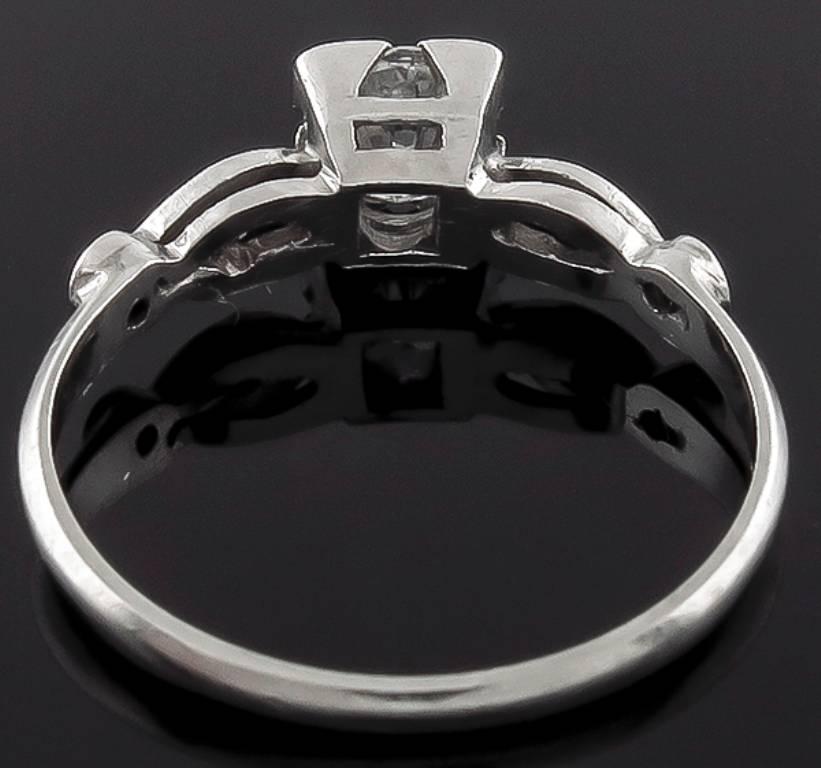 Taille ronde Charmante bague de fiançailles en platine avec diamants de taille ronde en vente