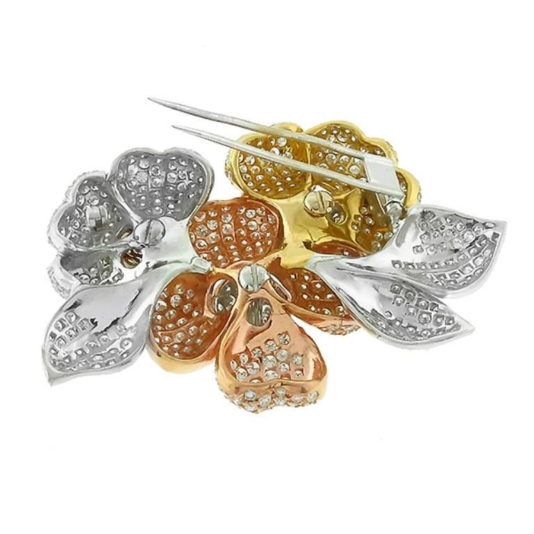 Fabricado en oro blanco, amarillo y rosa de 18 quilates, este alfiler presenta brillantes diamantes de talla redonda con un peso aproximado de 15,00 ct. El color de los diamantes es F-G con claridad VS1.  El pasador mide 56 mm por 67 mm y lleva el