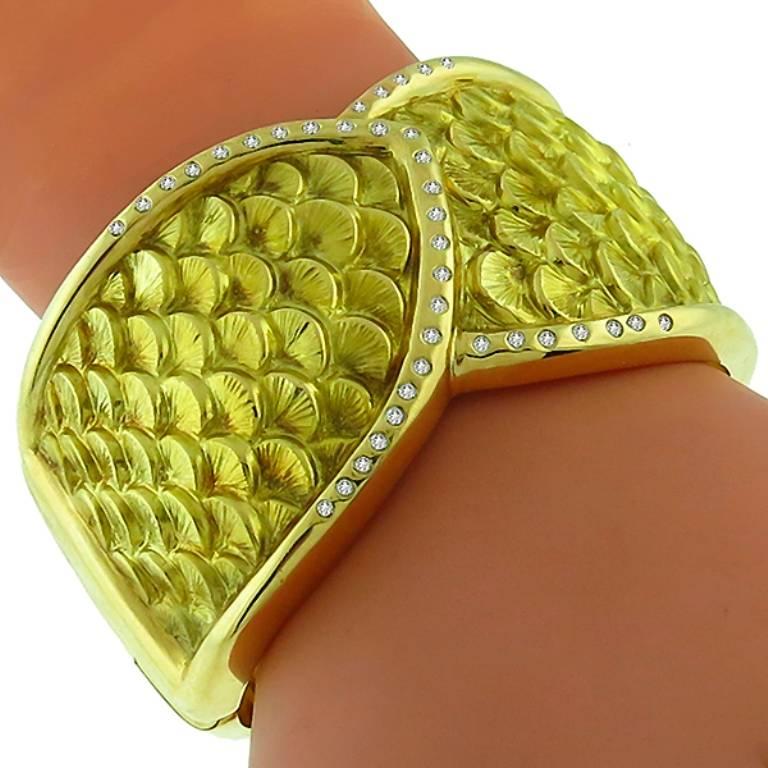 Elegant Diamond Gold Scale Design Bangle Bracelet In Excellent Condition In New York, NY