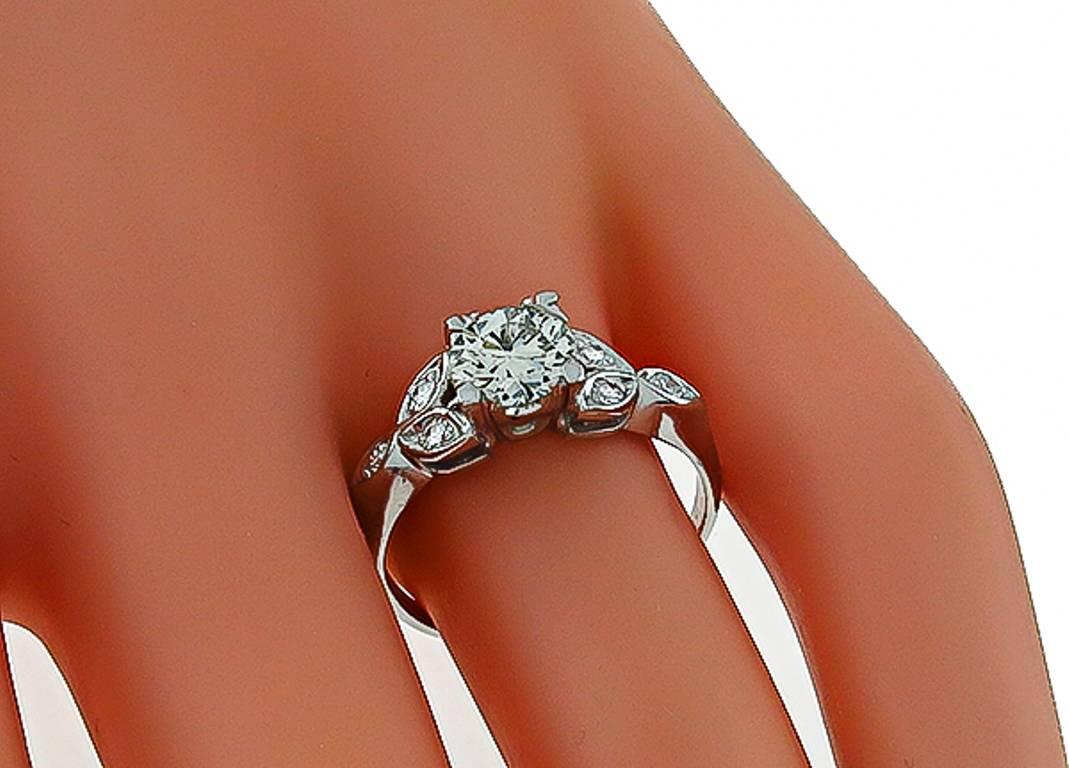 Taglio rotondo Incantevole anello di fidanzamento in platino con diamante da 0,90 carati in vendita