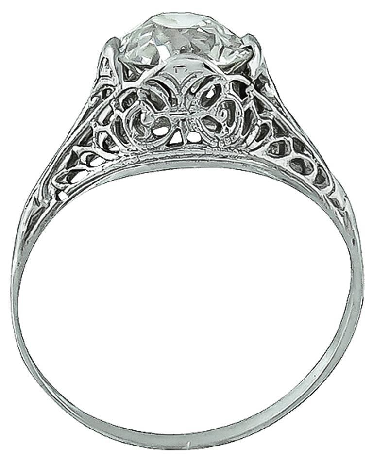 Cette superbe bague en or blanc 14 carats est centrée sur un étincelant diamant de taille européenne ancienne certifié par le GIA, pesant 1,41 ct., de couleur K et de pureté VS2. Le haut de l'anneau mesure 8,5 mm sur 14 mm. Il est actuellement de