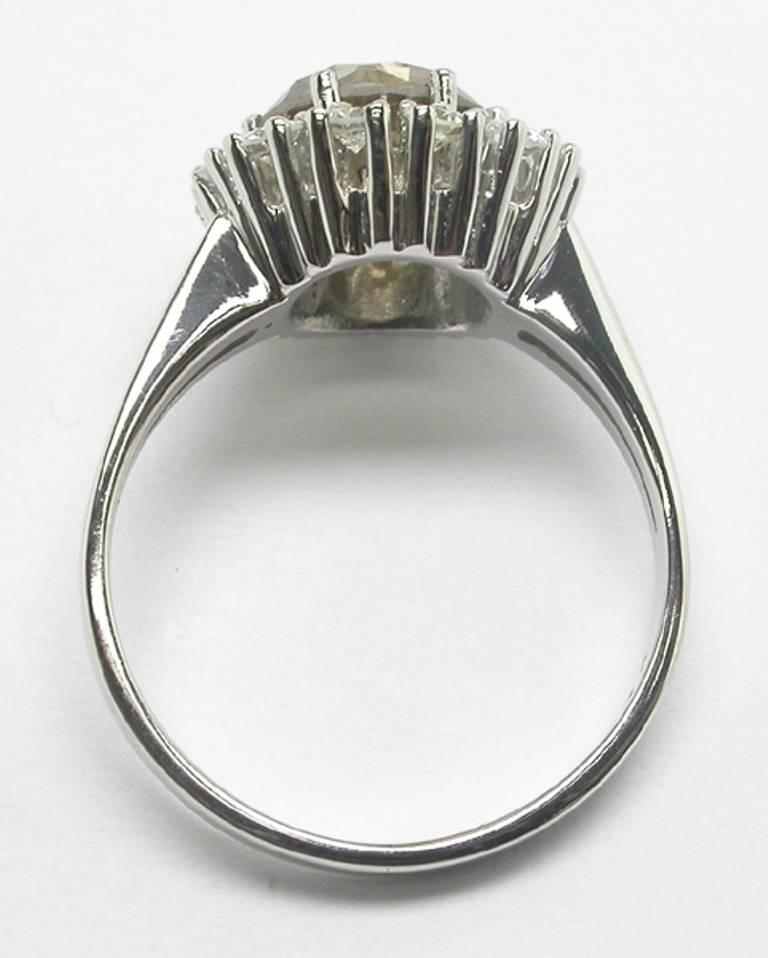 Taille ronde Diamant naturel de couleur fantaisie de 2,20 carats  Bague à grappes en vente
