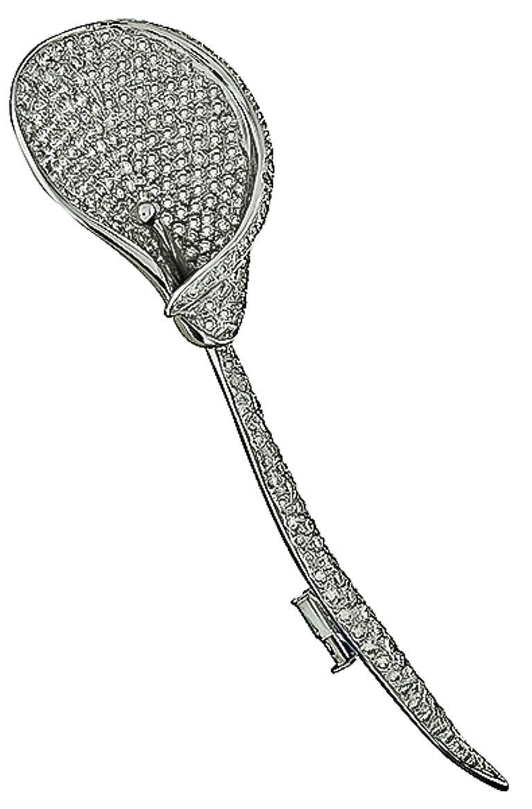 Cette superbe épingle à fleur en or blanc 18 carats est sertie de diamants ronds étincelants de haute qualité pesant 5,58 ct. de couleur G-H et de pureté VS. La broche mesure 3,75 pouces de long et pèse 14,5 grammes.
Il est estampillé K18 D