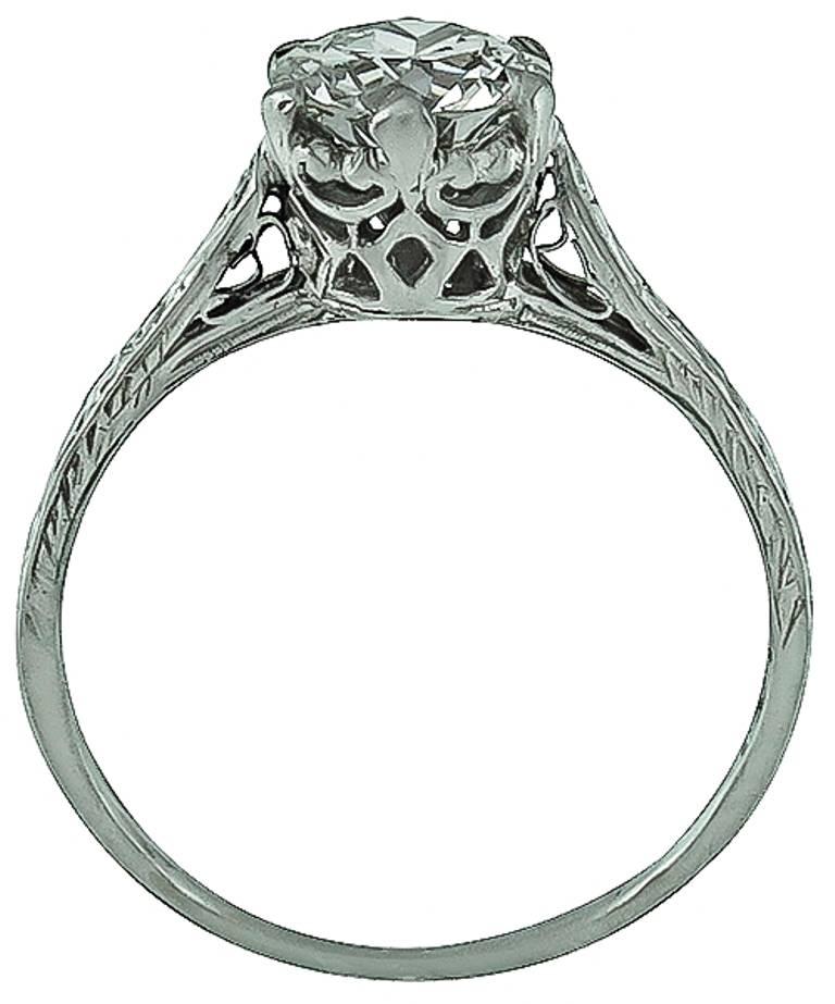Dieser atemberaubende Platin-Verlobungsring aus der Edwardianischen Ära, ist mit einem funkelnden GIA-zertifizierten Diamanten, die 0,96ct wiegt zentriert. graded J Farbe mit VS1 Klarheit. Der Ring hat die Größe 6 1/4, und kann in der Größe geändert