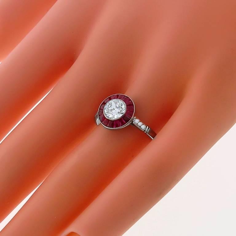 Verlobungsring mit bezauberndem 0,59 Karat GIA-zertifiziertem Diamant-Rubin-Halo im Zustand „Neu“ im Angebot in New York, NY
