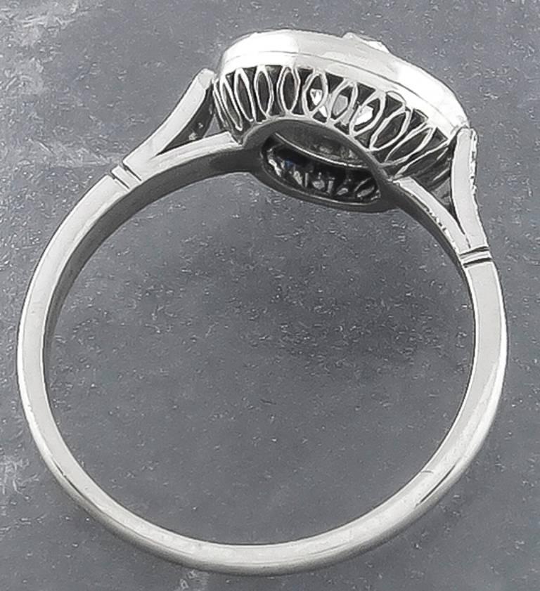 Art déco Bague de fiançailles en platine avec halo de diamants et saphirs de 0,62 carat certifiés GIA en vente