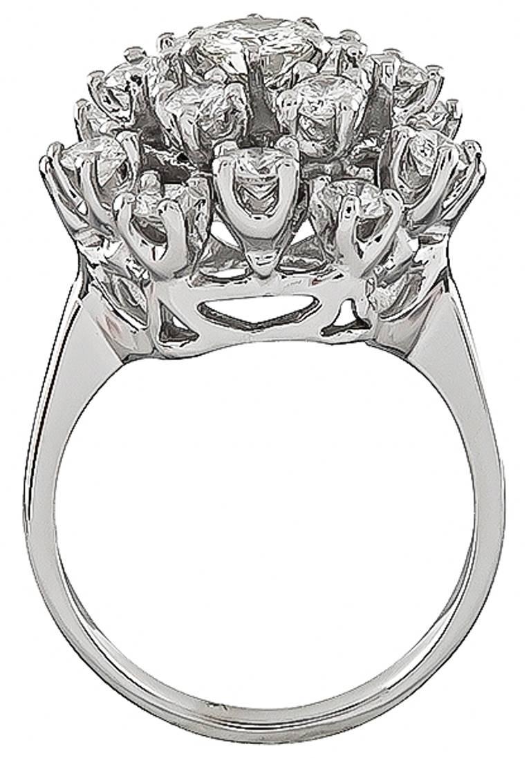 Charmanter Diamant-Cluster-Ring aus Weißgold mit Weißgold im Zustand „Neu“ im Angebot in New York, NY