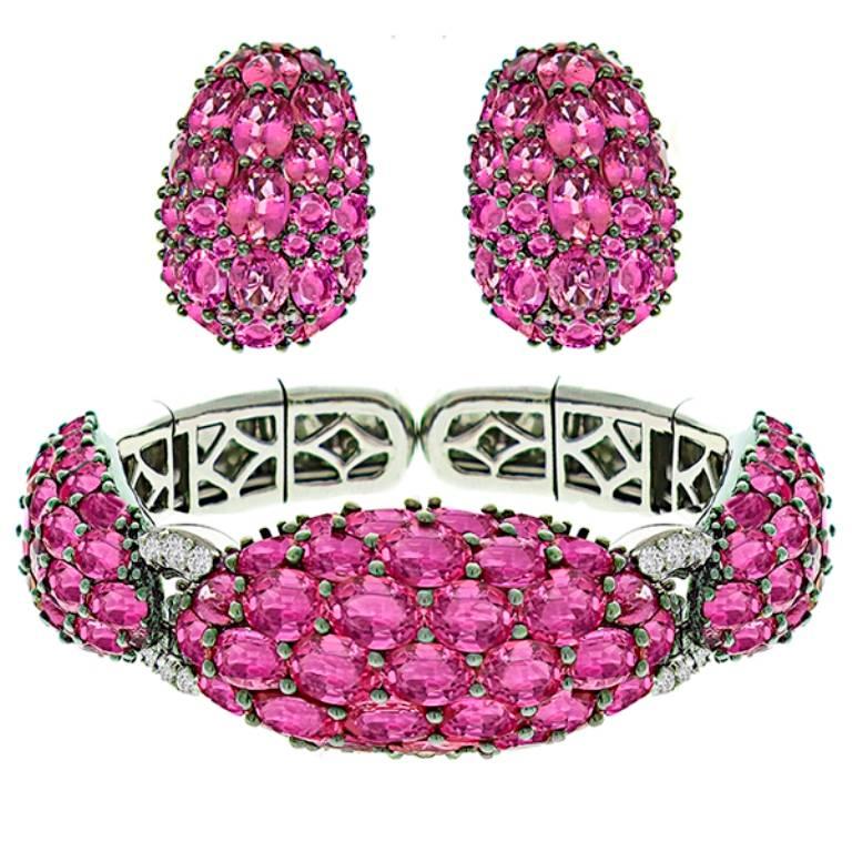 Beautiful Pink Sapphire Diamond Bangle and Earrings Suite In Excellent Condition For Sale In New York, NY