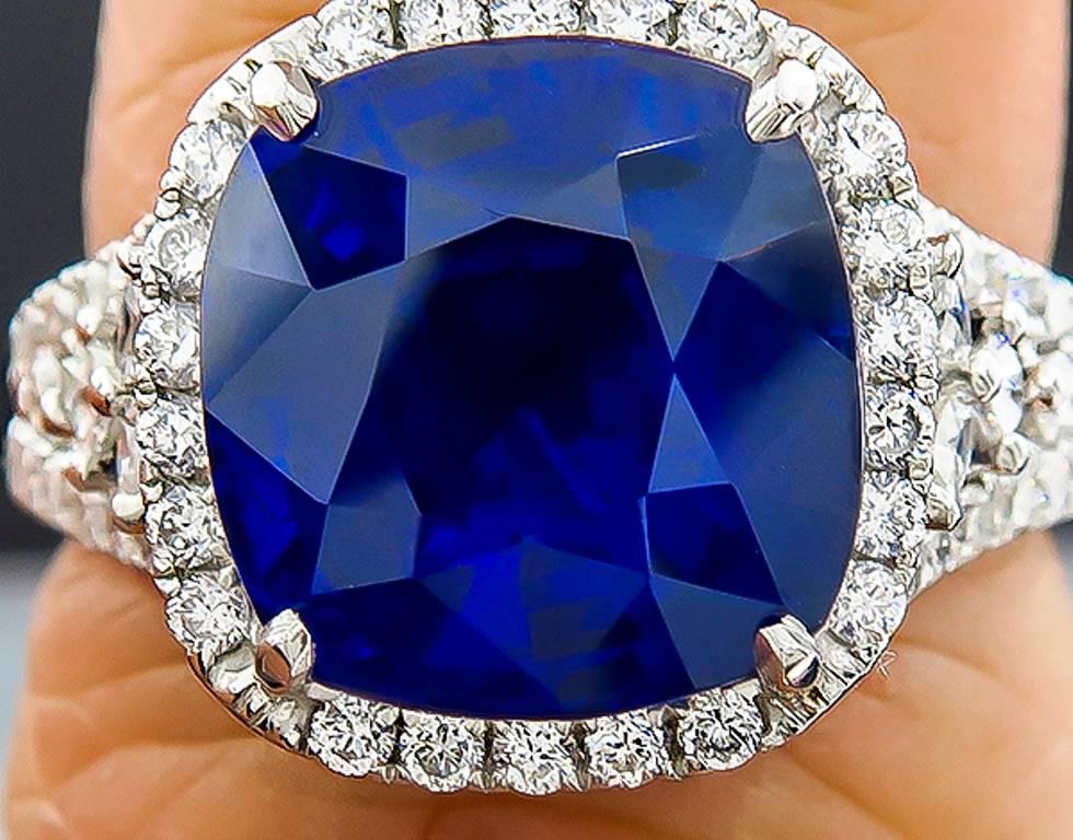 Enticing 6.85 Carat Sapphire Diamond Halo Ring In New Condition For Sale In New York, NY