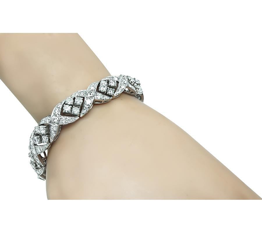 Il s'agit d'un magnifique bracelet en platine. Le bracelet est serti de diamants ronds étincelants pesant environ 12.00 carats. La couleur de ces diamants est G et leur pureté VS. Le bracelet mesure 6,75 pouces de long et 11 mm de large. Le bracelet