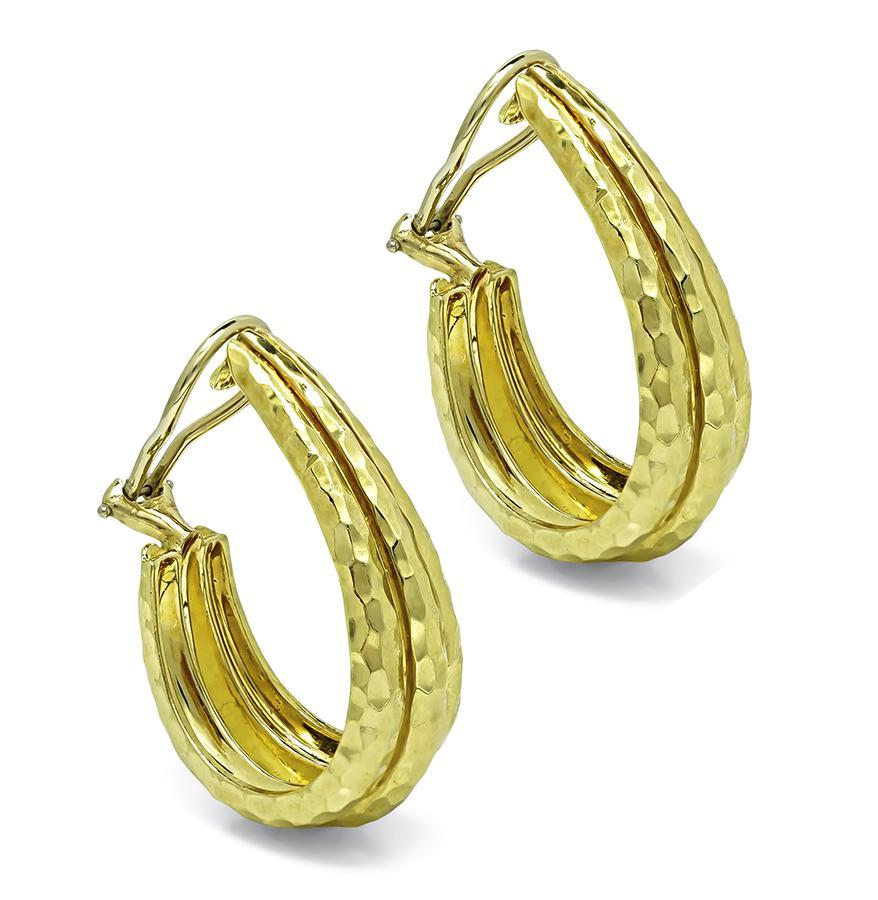 Questo è un favoloso paio di orecchini in oro giallo 18k di Henry Dunay. Gli orecchini presentano un'impressionante finitura in oro martellato. Gli orecchini misurano 35 mm per 11 mm e pesano 32,4 grammi. Gli orecchini sono firmati Dunay 18K.