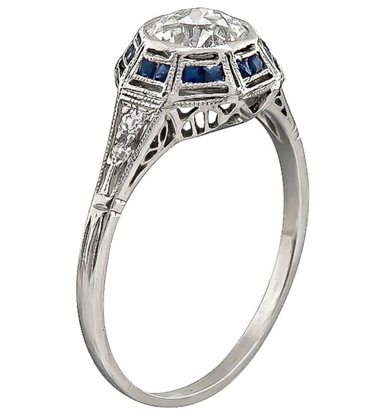 Cette charmante bague de fiançailles en platine de la période Art déco est centrée sur un étincelant diamant taille ancienne certifié par le GIA qui pèse 0,70ct. de couleur G et de pureté VS2. Le diamant central est accentué par des accents de