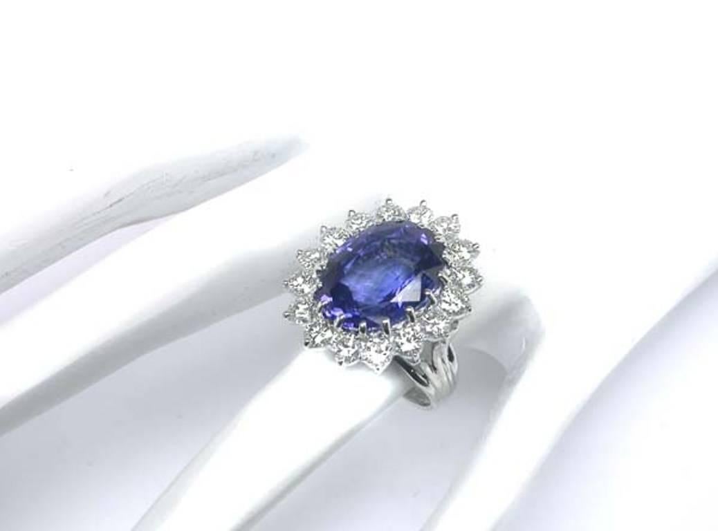 Enticing 10.35 Carat Natural Sapphire Diamond Gold Engagement Ring In New Condition For Sale In New York, NY