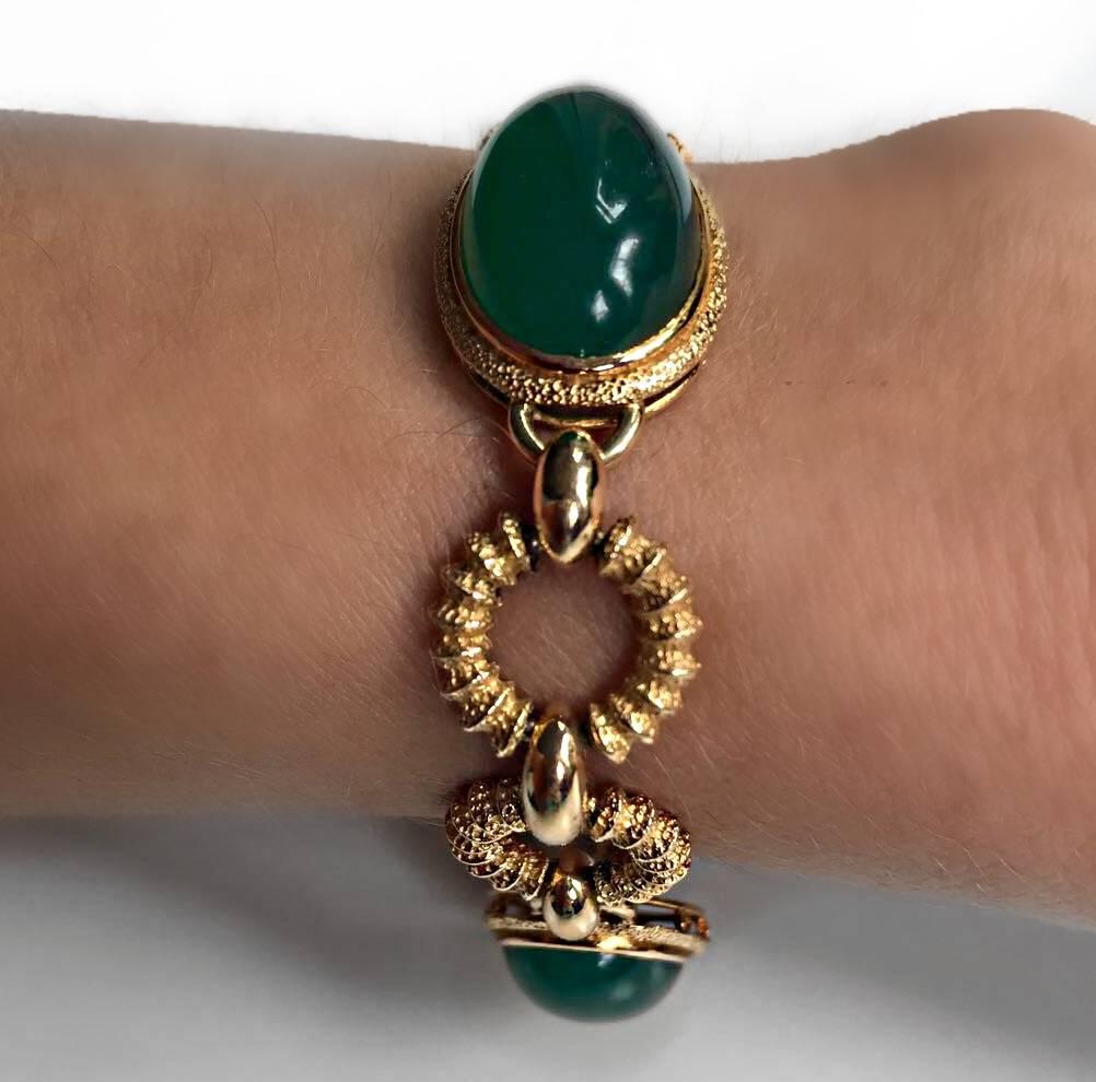 A Gold bracelet ornamented with 3 important Green Agate Cabochons
Circa 1960
Green Agate, Gold 18K
Weight : 38.10 g
Length : 19.5 cm
Signed Van Cleef & Arpels and Numbered