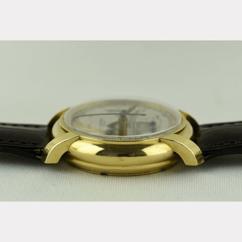Classic Universal Geneva Gold Compax Chronograph Waterproof, 1940s In Excellent Condition For Sale In Berlin, DE