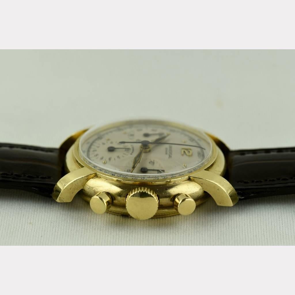 Women's or Men's Classic Universal Geneva Gold Compax Chronograph Waterproof, 1940s For Sale
