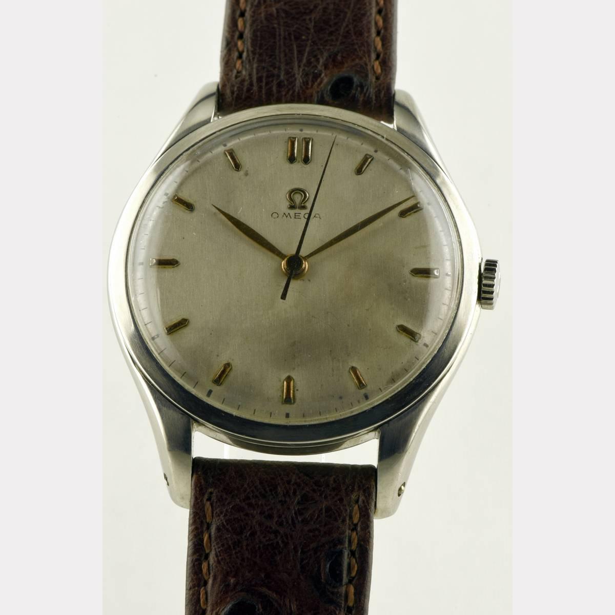 Shortly after the Second World War, OMEGA produced this unusually large, elegant wristwatch. For this time absolutely unusual was the housing diameter of 38 mm. Made in stainless steel, the case has survived quite well, but the movement is almost