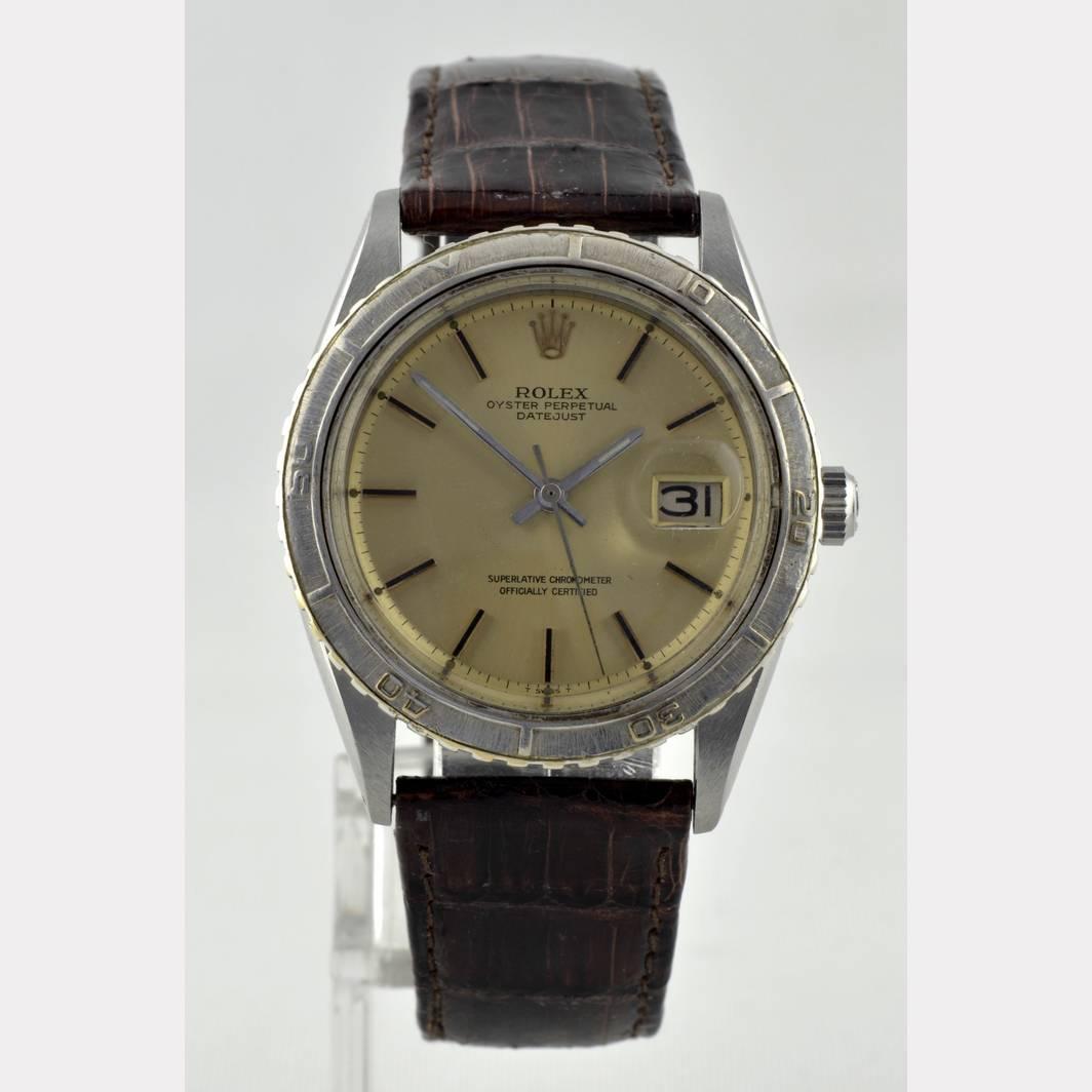 A Rolex chronometer from the Thunderbird series with a Rolex automatic movement. The gold-colored dial features a recessed outer minute ring, date at three. Patch dash indexes with luminous dots, Rolex crown at the twelve, a small scratch at the