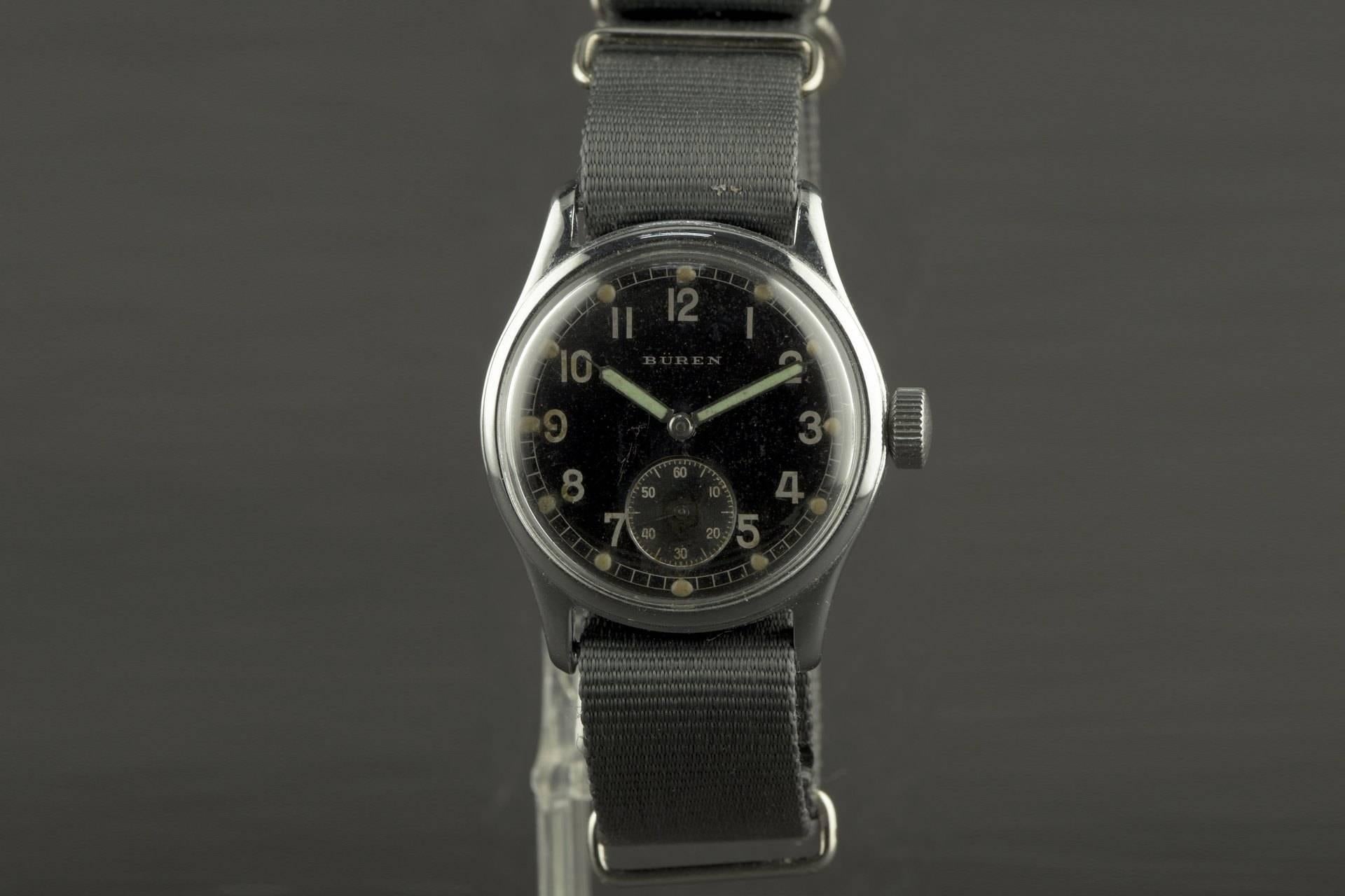 According to the requirement profile of the army management, this service watch was manufactured in Switzerland at BUREN. On the back is the number engraved with DH. These watches were all about information and robustness. It is a high-quality