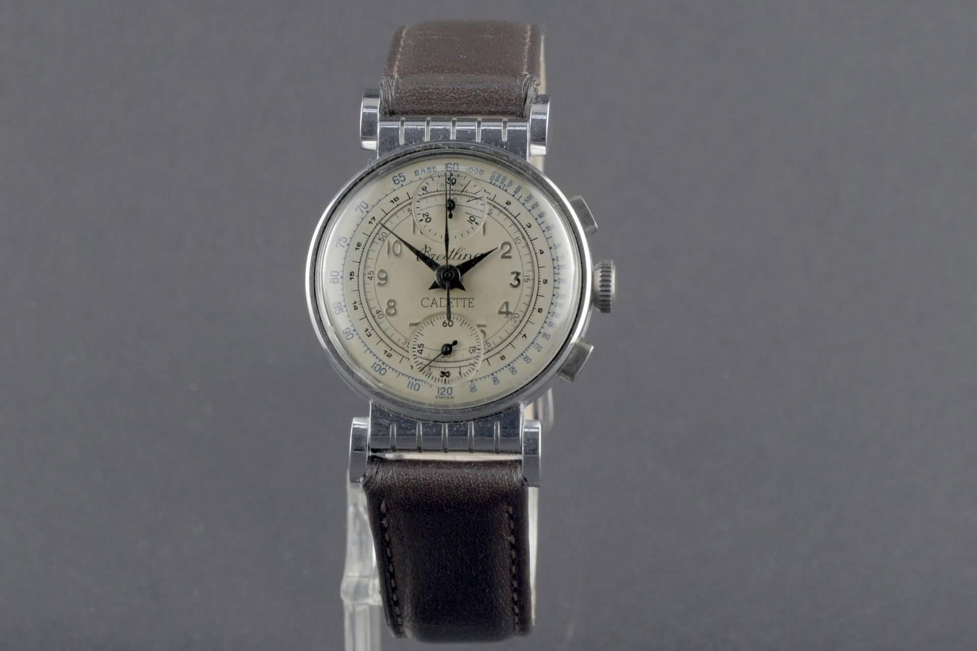 This chronograph, Breitling Cadette, has been marvelously preserved with mobile strap lugs. Irritant contrasts through polished and matted surfaces are shown on the best preserved case. Also the movement is in wonderful condition, after all, this