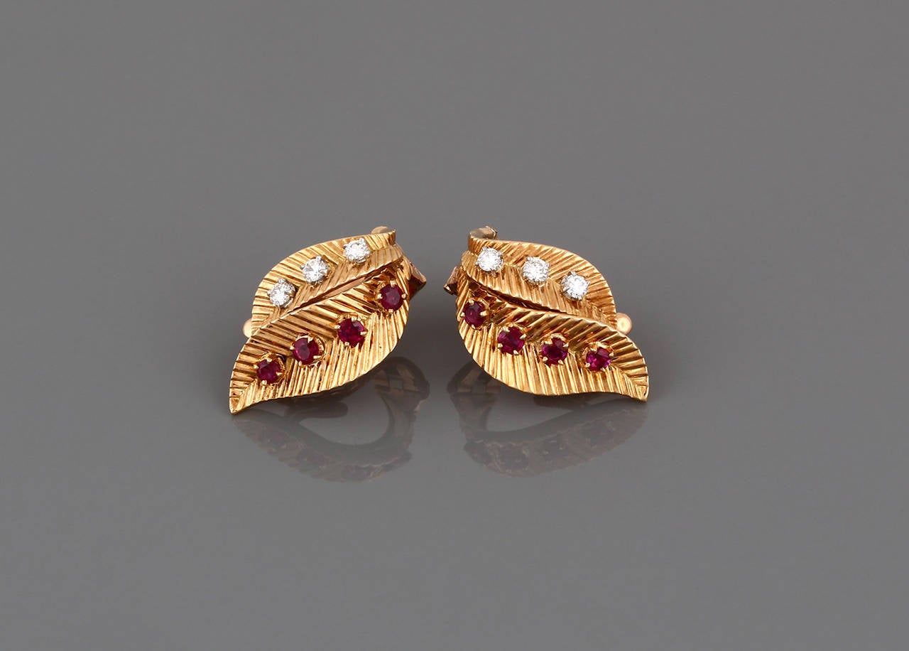 A suite of Van Cleef and Arpels jewellery composed of earrings, brooch and ring. Gold, diamonds and rubies.

Signed Van Cleef and Arpels. Serial numbers 78661; 77973. Assay marks of Paris.

Ring Size: US 5 ¼ ; UK J ½