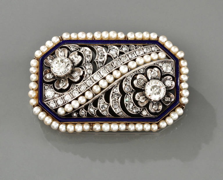 In gold with diamonds, pearls and blue enamel this brooch bears the maker’s marks of Leitão & Irmão (registered in 1887) and the Lisbon assay marks of 800 gold, in use between 1887 and 1937.

Founded originally in Oporto Leitão & Irmão has been