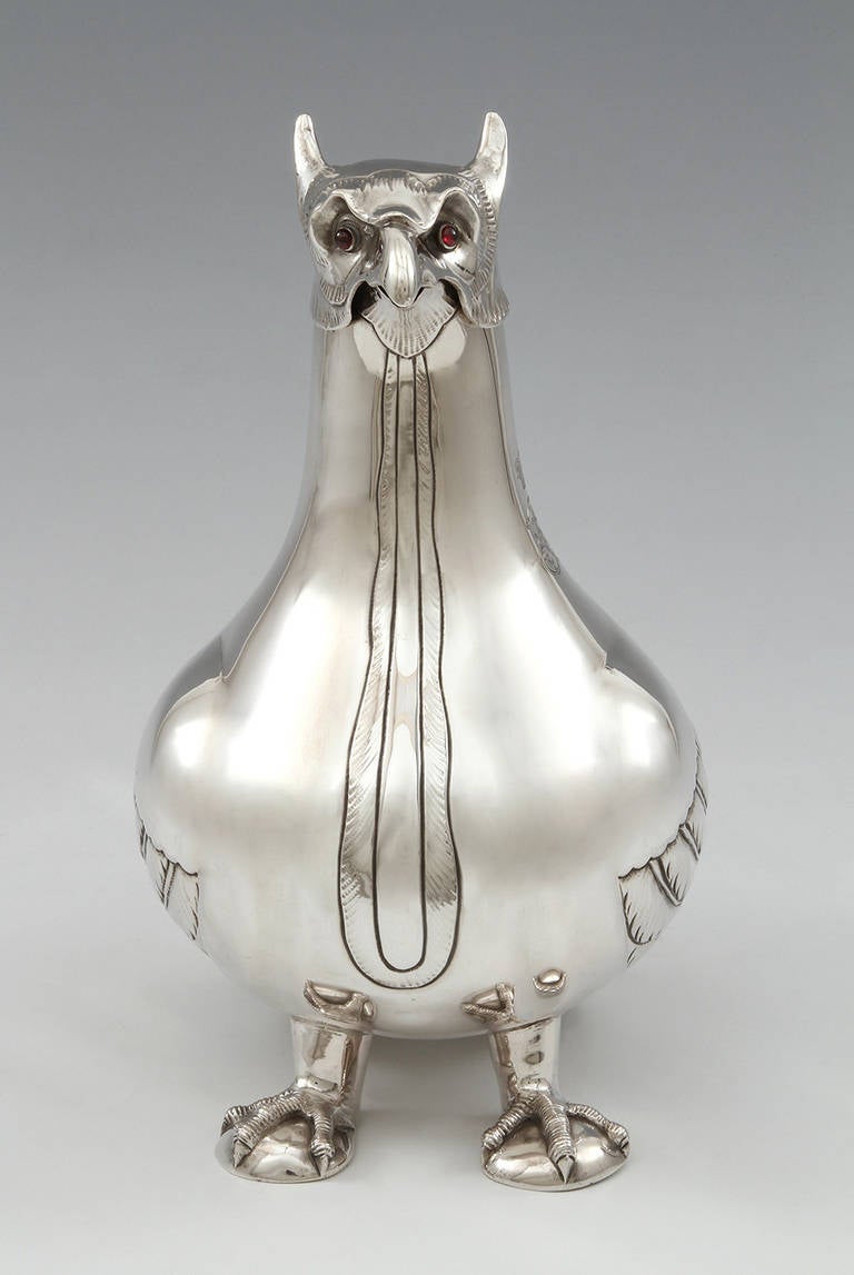 A Griffon-Shaped Silver Claret Jug In Excellent Condition For Sale In Lisbon, PT