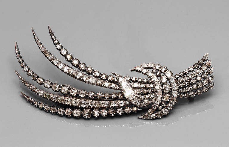 Carved with 35 rose cut diamonds and 137 old cut diamonds, with approximate total weight of 17 ct (largest stone weighing 0,90 ct).

The Aigrette can be worn as a brooch or as a hair decoration simply by attaching the included hair pin.

In