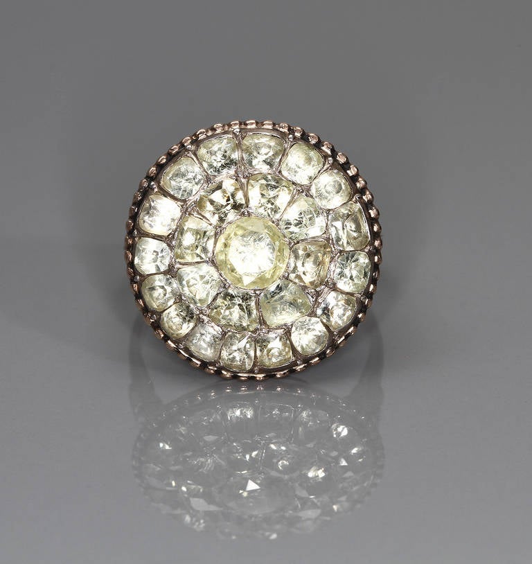 A Portuguese late 18th century round gold and chrysoberyl (chrysolite) ring

Unmarked

Measurements: 2 cm diameter

Ring size: US 8; UK  Q