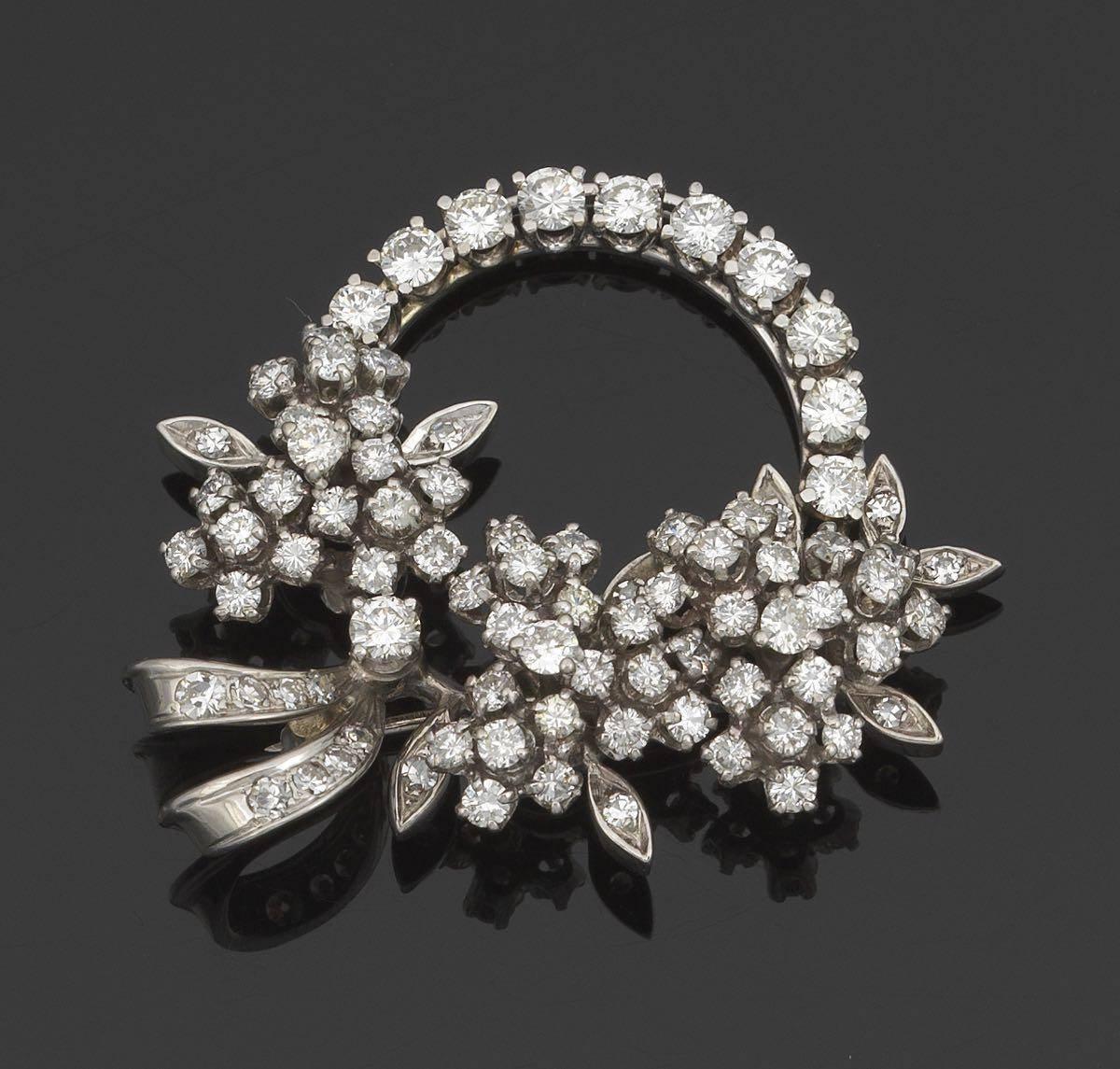 Art Deco 1940's 1950s 3.50 Carat Diamond Wreath Brooch Pendant In Excellent Condition For Sale In Shaker Heights, OH
