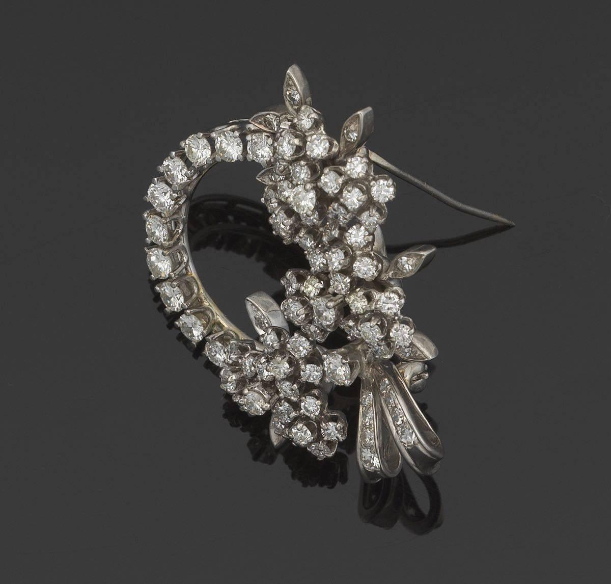 Women's Art Deco 1940's 1950s 3.50 Carat Diamond Wreath Brooch Pendant For Sale