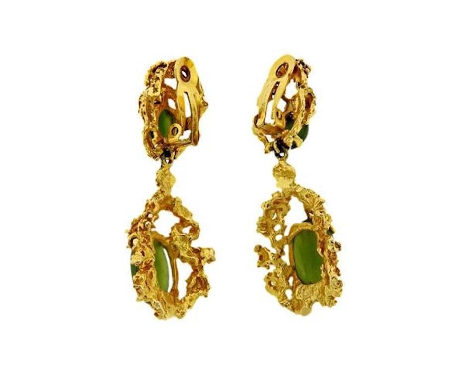 1970s Green Jade Cabochon Gold Free-Form Dangle Clip Earrings In Excellent Condition In Shaker Heights, OH